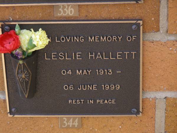 Leslie HALLETT,  | 4 May 1913 - 6 June 1999;  | Brookfield Cemetery, Brisbane  | 