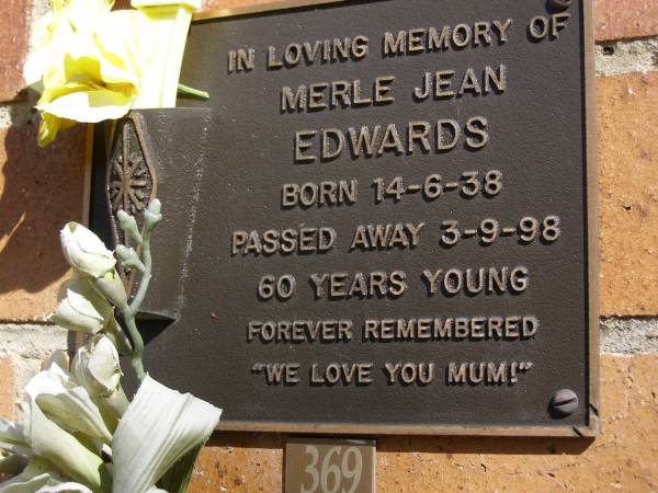 Merle Jean EDWARDS, mum,  | born 14-6-38 died 3-9-98 aged 60 years;  | Brookfield Cemetery, Brisbane  | 