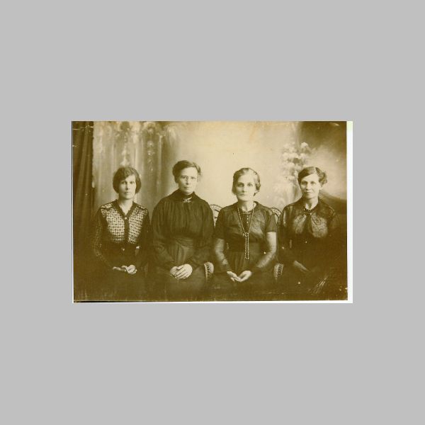 The Gunthorpe sisters: Ginny, ???, Mary Ann, Isabella  | 