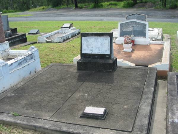 George PHILPOTT,  | father,  | d1865 - 1929;  | Edith PHILPOTT,  | mother,  | 1866 - 1948;  | Margery,  | 1902 - 1995;  | Appletree Creek cemetery, Isis Shire  | 