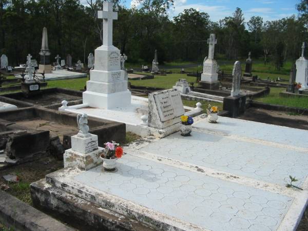 Thomas BARRETT,  | died 4 Jan 1943 aged 66 years;  | Edith BARRETT,  | died 11 Aug 1967? aged 83 years;  | Mary Barrett,  | died 26 March 1921 aged 7 years;  | Appletree Creek cemetery, Isis Shire  | 