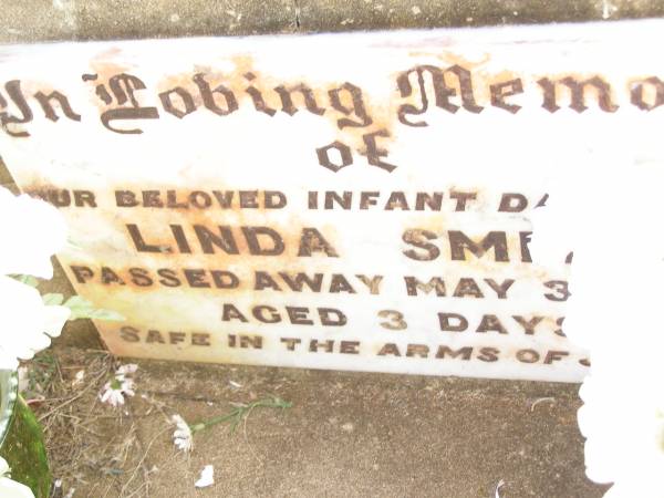 Linda SMITH,  | infant daughter,  | died 3 May 1962 aged 3 days;  | Bell cemetery, Wambo Shire  | 