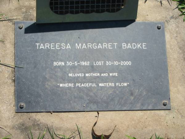 Tareesa Margaret BADKE,  | born 30-5-1962,  | died 30-10-2000,  | mother wife;  | Blackbutt-Benarkin cemetery, South Burnett Region  | 