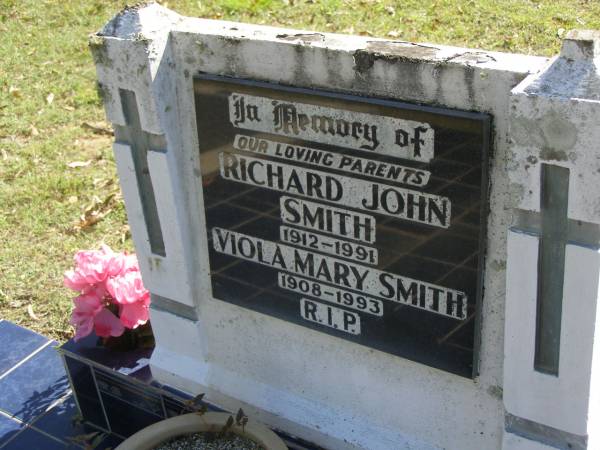 Richard John SMITH,  | 1912 - 1991;  | Viola Mary SMITH,  | 1908 - 1993;  | parents;  | Blackbutt-Benarkin cemetery, South Burnett Region  | 
