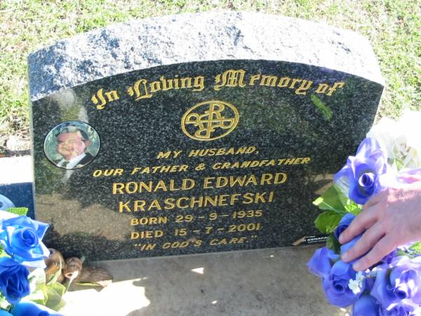 Ronald Edward KRASCHNEFSKI,  | born 29-9-1935 died 15-7-2001,  | husband father grandfather;  | Apostolic Church of Queensland, Brightview, Esk Shire  |