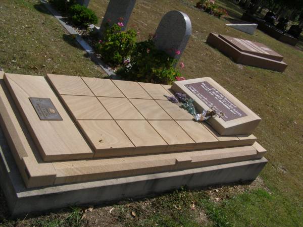 William Frederick St Leger HAYES,  | 11 July 1910 - 2 Sept 2000 aged 90 years;  | children Gordon, Peter, Suzy, Helen & Billy;  | Brookfield Cemetery, Brisbane  | 