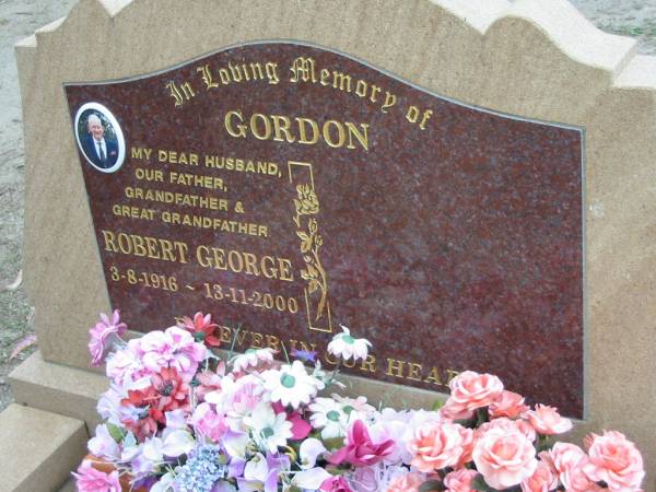 GORDON;  | husband father Robert George 3-8-1916 - 13-11-2000;  | Chambers Flat Cemetery, Beaudesert  | 