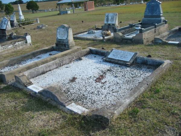 Elizabeth WILLMOTT  | d: 10 Mar 1951, aged 69  | William WILLMOTT  | d: 12 Aug 1973, aged 96  |   | Harrisville Cemetery - Scenic Rim Regional Council  | 