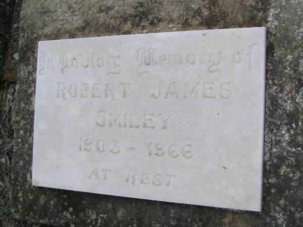 Olive M.E. SMILEY,  | 1907 - 1938;  | Robert James SMILEY,  | 1903 - 1966;  | Helidon General cemetery, Gatton Shire  | 