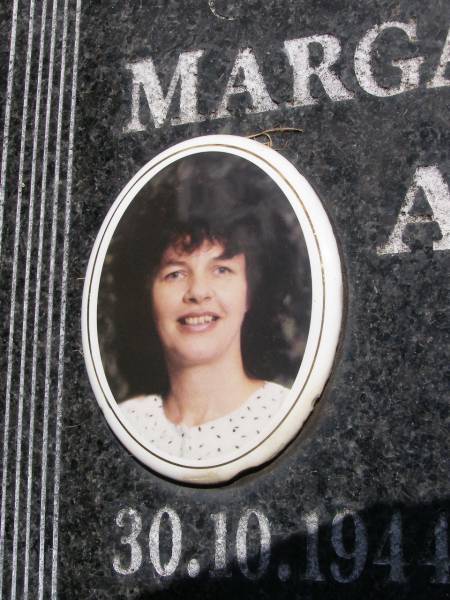 Margaret Anne SOMERVILLE,  | 30-10-1944 - 30-3-1999;  | Benjamin John SOMERVILLE,  | 21-5-1940 - 24-3-2000;  | parents grandparents;  | Kandanga Cemetery, Cooloola Shire  | 