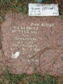 Vicki Bruce Hunter SALE nee TOMLINSON, 20-1-1920? - 30-8-1993; Thomas Arthur SALE, 12-6-16 - 20-10-04, 25A; Logan Village Cemetery, Beaudesert Shire 