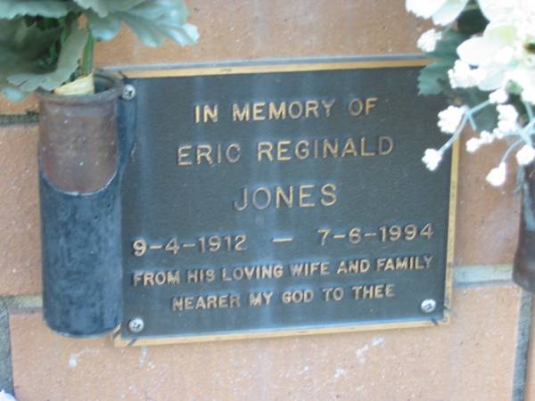 Eric Reginald JONES, 9-4-1912 - 7-6-1995, wife and family;  | Logan Village Cemetery, Beaudesert  | 