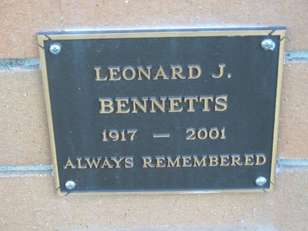 Leonard J. BENNETTS 1917-2001;  | Logan Village Cemetery, Beaudesert  | 