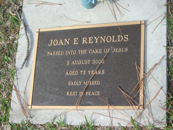 Joan E REYNOLDS, D: 2 Aug 2002, aged 73  | Logan Village Cemetery, Beaudesert  | 