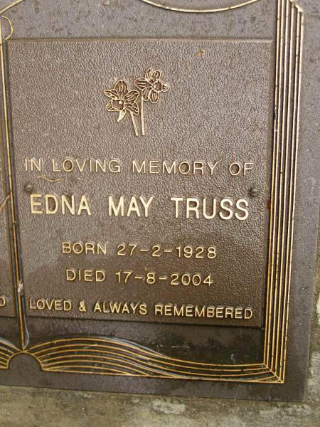 Ronald TRUSS,  | born 31-3-1926,  | died 22-2-1996;  | Edna May TRUSS,  | born 27-2-1928,  | died 17-8-2004;  | Mooloolah cemetery, City of Caloundra  | 