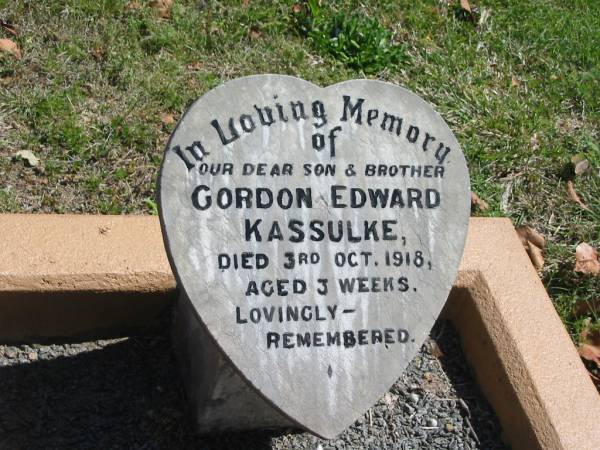 Gordon Edward Kassulke,  | son brother,  | died 3 Oct 1918 aged 3 weeks;  | Moore-Linville general cemetery, Esk Shire  | 