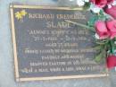 
Richard Frederick (Dick) SLADE,
27-5-1943 - 13-4-2001 aged 57 years,
father of Michelle, Richard, Danielle & Robert,
partner of Gai Lincoln;
Mudgeeraba cemetery, City of Gold Coast
