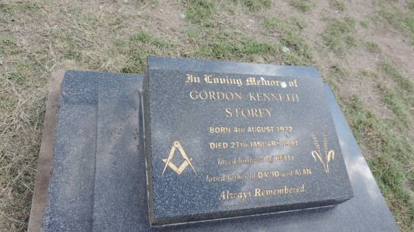 Gordon Kenneth STOREY  | b: 4 Aug 1932  | d: 27 Jan 1991  |   | husband of Betty  | father of David, Alan  |   | Peak Downs Memorial Cemetery / Capella Cemetery  | 