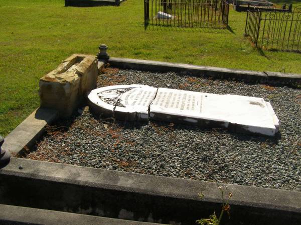 Anna W.Chr. BILLIAU,  | born 6 April 1878,  | died 30 Nov 1895;  | Esther L. BILLIAU,  | born 6 Sept 1882,  | died 24 Jan 1912;  | Heinrich F. BILLIAU,  | born 3 Nov 1893,  | died 30 June 1915;  | Wilhelm F.E. BILLIAU,  | born 17 Nov 1876,  | died 24 Oct 1917;  | Pimpama Island cemetery, Gold Coast  |   | Pimpama Island cemetery, Gold Coast  | 
