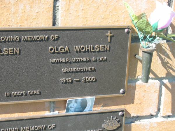 Albert Henry WOHLSEN,  | father father-in-law grandfather,  | 1908 - 1979;  | Olga WOHLSEN,  | mother mother-in-law grandmother,  | 1919 - 2000;  | Pimpama Island cemetery, Gold Coast  | 