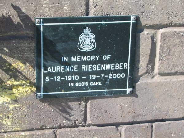 Laurence RIESENWEBER,  | 5-12-1910 - 19-7-2000;  | Pimpama Island cemetery, Gold Coast  | 