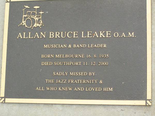 Allan Bruce LEAKE,  | born Melbourne 16-8-1935,  | died Southport 11-12-2000;  | Pimpama Uniting cemetery, Gold Coast  | 