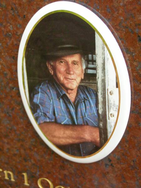 Ellis (Lloyd) WINWOOD,  | born 1 Oct 1919,  | died 6 Feb 2004 aged 84 years,  | wife Florence,  | children Carole, Gail & David;  | Pimpama Uniting cemetery, Gold Coast  | 