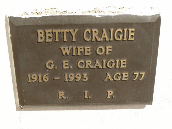 Betty CRAIGIE,  | wife of G.E. CRAIGIE,  | 1916 - 1993 aged 77 years;  | Polson Cemetery, Hervey Bay  | 