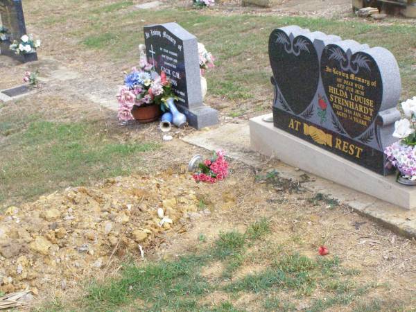 Hilda Louise STEINHARDT,  | wife mum,  | died 16 Jan 2001 aged 74 years;  | Ropeley Immanuel Lutheran cemetery, Gatton Shire  | 