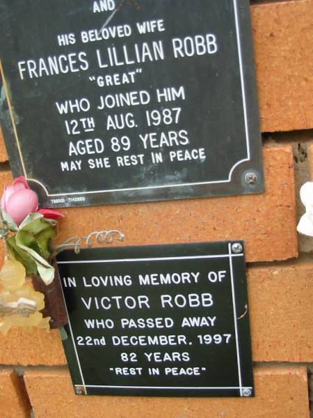 Victor ROBB,  | died 22 Dec 1997 aged 82 years;  | Rosewood Uniting Church Columbarium wall, Ipswich  | 