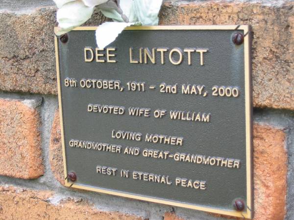 Dee LINTOTT,  | mother grandmother great-grandmother,  | 8 Oct 1911 - 2 May 2000;  | Slacks Creek St Mark's Anglican cemetery, Daisy Hill, Logan City  | 