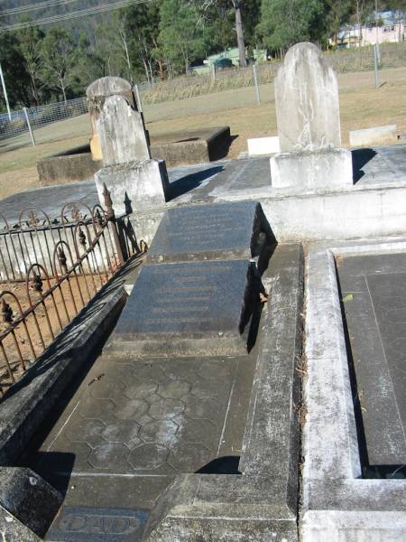 Henry Albert HINCHCLIFFE  | 17 May 1952, aged 81  | Annie HINCHCLIFFE  | 13 Oct 1919, aged 52  | Wonglepong cemetery, Beaudesert  | 