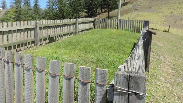 Norfolk Island - Phillipsburgh burial ground (Cascade)  |   | 