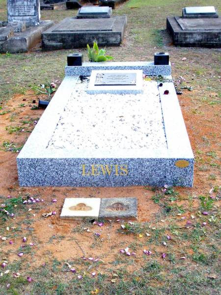 Robert John LEWIS,  | 16-4-14 - 25-6-97;  | Clara Helena LEWIS,  | 18-12-24 - 25-8-05;  | Beerwah Cemetery, City of Caloundra  | 