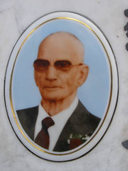 Joseph William BUCKLE,  | 6-3-1905 - 17-8-1989;  | Ella May BUCKLE,  | 14-1-1908 - 1-8-1997;  | Nobby cemetery, Clifton Shire  | 